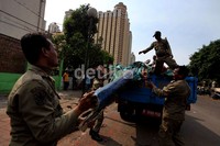 Anggota Satpol PP menertibkan pedagang kaki lima di kawasan Masjid Akbar Kemayoran, Jakarta.