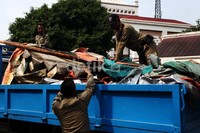 Lapak-lapak pedagang diangkut menggunakan truk.