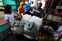 Sebagian pedagang membereskan sendiri dagangannya.