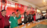Para ketua umum ke-12 parpol tersebut berfoto bersama.