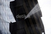 Petugas memadamkan api dalam simulasi penanganan bencana di Gedung PHE, Jakarta.