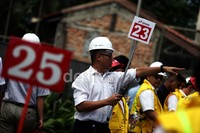 Petugas mengevakusi karyawan Pertamina Hulu Energi dalam simulasi penanganan bencana di Gedung PHE, Jakarta.