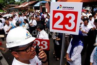 Petugas keamanan berkoordinasi dengan petugas lainnya untuk mengevakuasi para karyawan.