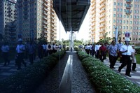Karyawan Pertamina Hulu Energi dievakuasi keluar gedung dalam simulasi penanganan bencana.