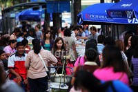 Pedagang kaki lima berjualan di trotoar di kawasan Pathumwan, Siam, Bangkok, Thailand, beberapa waktu lalu.