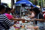 Pedagang Kaki Lima Penuhi Trotoar Bangkok