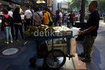 Pedagang Kaki Lima Penuhi Trotoar Bangkok