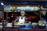 Pedagang Kaki Lima Penuhi Trotoar Bangkok
