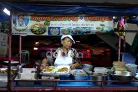 Seorang pedagang menata dagangannya.