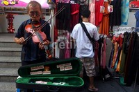 Tidak hanya PKL, para musisi jalanan juga mengais rezeki di kawasan tersebut.