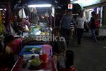 Pedagang Kaki Lima Penuhi Trotoar Bangkok