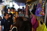  Mereka menjual beraneka ragam dagangan dari makanan, souvenir, pakaian hingga sepatu.