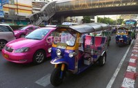 Berjalan-jalan di kota Bangkok, Thailand kurang seru jika tidak mencoba tuk-tuk.