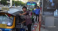 Sopir tuk-tuk menunggu penumpang.