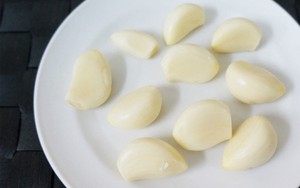 Mau Mengupas Bawang Putih dengan Cepat dan Bersih? Ikuti Tips Jitu Ini!