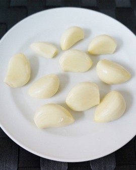 Mau Mengupas Bawang Putih dengan Cepat dan Bersih? Ikuti Tips Jitu Ini!