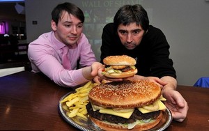 Mau Makan Ogre Burger, Burger 7000 Kalori dari 1 kg Daging?