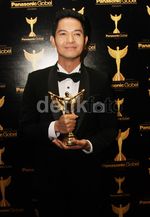 Dude Harlino Jadi Aktor Terfavorit, Naysila Mirdad Tersenyum