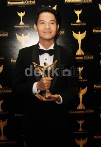 Dude tersenyum saat meraih penghargaan Aktor Terfavorit di ajang penghargaan PGA 2013. (Gus Mun/detikHOT)