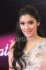 Dude Harlino Jadi Aktor Terfavorit, Naysila Mirdad Tersenyum