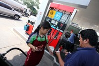 Warga Thailand mengisi Bahan Bakar Minyak di sebuah stasiun pengisian bahan bakar minyak milik Caltex di Bangkok, Thailand.
