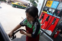Thailand dalam penentuan harga BBM mengikuti perkembangan harga minyak dunia.