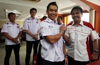 Pembalap Moto2 Doni Tata (kedua dari kanan), mendapat dukungan dan motivasi dari Menpora Roy Suryo.