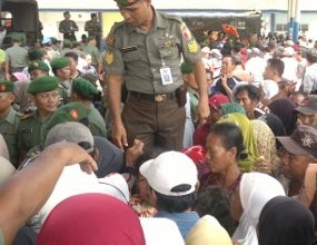 Warga Korban Lumpur Lapindo Disumbang Sembako PT Semen Indonesia