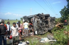 Ayah dan Dua Anaknya Tewas Ditabrak Bus