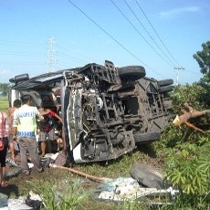 Ayah dan Dua Anaknya Tewas Ditabrak Bus