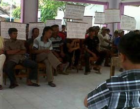Perangkat Desa Mesum Didemo Warga 