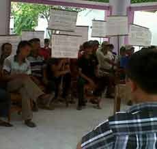 Perangkat Desa Mesum Didemo Warga