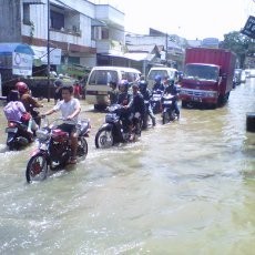 Banjir Mulai Surut, Kendaraan Bisa Lalui Jalan Raya Banjaran