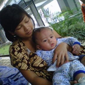 Rumah Kebanjiran, Bayi Berusia 5 Bulan Ini Terpaksa Mengungsi