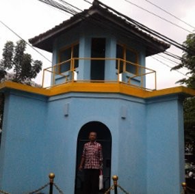 Warga Patungan Perbaiki Menara Pengawas Penjara Banceuy