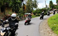 Tim touring Suzuki Inazuma Makassar-Toraja-Makassar melewati jalanan yang bekelok di kota Palopo.