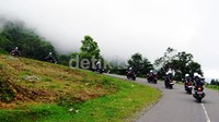 Jalan kecil cukup bergelombang mulai terasa setelah melewati puncak pegunungan. Meski berjalan pelan, tim tak terlihat bosan karena pemandangan yang begitu asri.