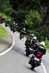 Tim touring tak menemui kesulitan berarti ketika melewati jalanan yang berkelok dan bergelombang.