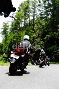 Meski sedikit tersendat karena faktor jalanan, Suzuki Inazuma mantap melaju hingga ke Toraja. Suspensi yang empuk membuatnya cukup nyaman dipakai di jalan bergelombang.
