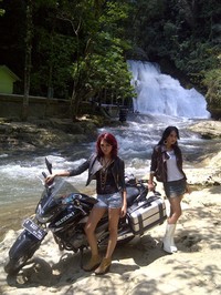 Dua gadis seksi berpose bersama Inazuma di Air Terjun Bantimurung.