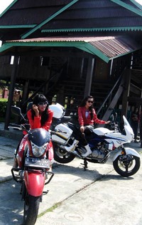 Dua gadis berjaket merah ini juga asli Sulawesi Selatan. Mereka berpose di depan Kesultanan Gowa.