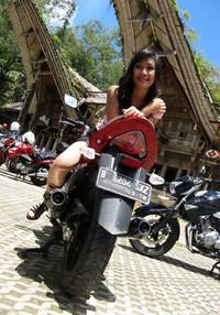 Tiba di Toraja, Suzuki kembali membawa model daerah untuk berpose di atas Suzuki Inazuma.