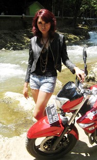 Wajah menantang di antara terik matahari di Air Terjun Bantimurung.