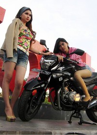 Gadis-gadis ini berpose bersama Inazuma di Fort Rotterdam.