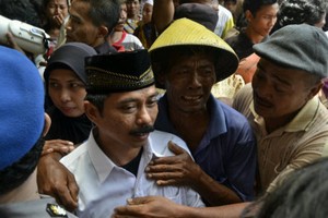 Isak Tangis Warnai Bebasnya 5 Warga Batang Terdakwa Penyanderaan WNA