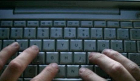Butuh Uang, Kakak Jual Foto Bugil Adik Perempuannya di Internet Butuh Uang, Kakak Jual Foto Bugil Adik Perempuannya di Internet
