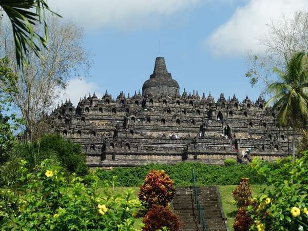 Terlalu Banyak Turis, Candi Borobudur Miring