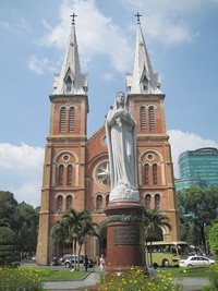 Tampak depan Gereja Notre Dame yang sangat bergaya Gothik, dengan menara seperti busur menjulang ke atas (Asti/detikTravel)