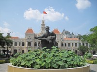 Gambar depan gedung walikota dengan patung Bapak Ho Chi Minh. Di seberang kantor walikota ini terdapat gedung teater (Asti/detikTravel)