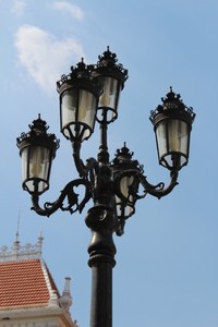 Anda akan menemukan lampu bergaya Eropa ini di sepanjang jalan di sekitar kantor walikota dan Gereja Notre Dame (Asti/detikTravel)
